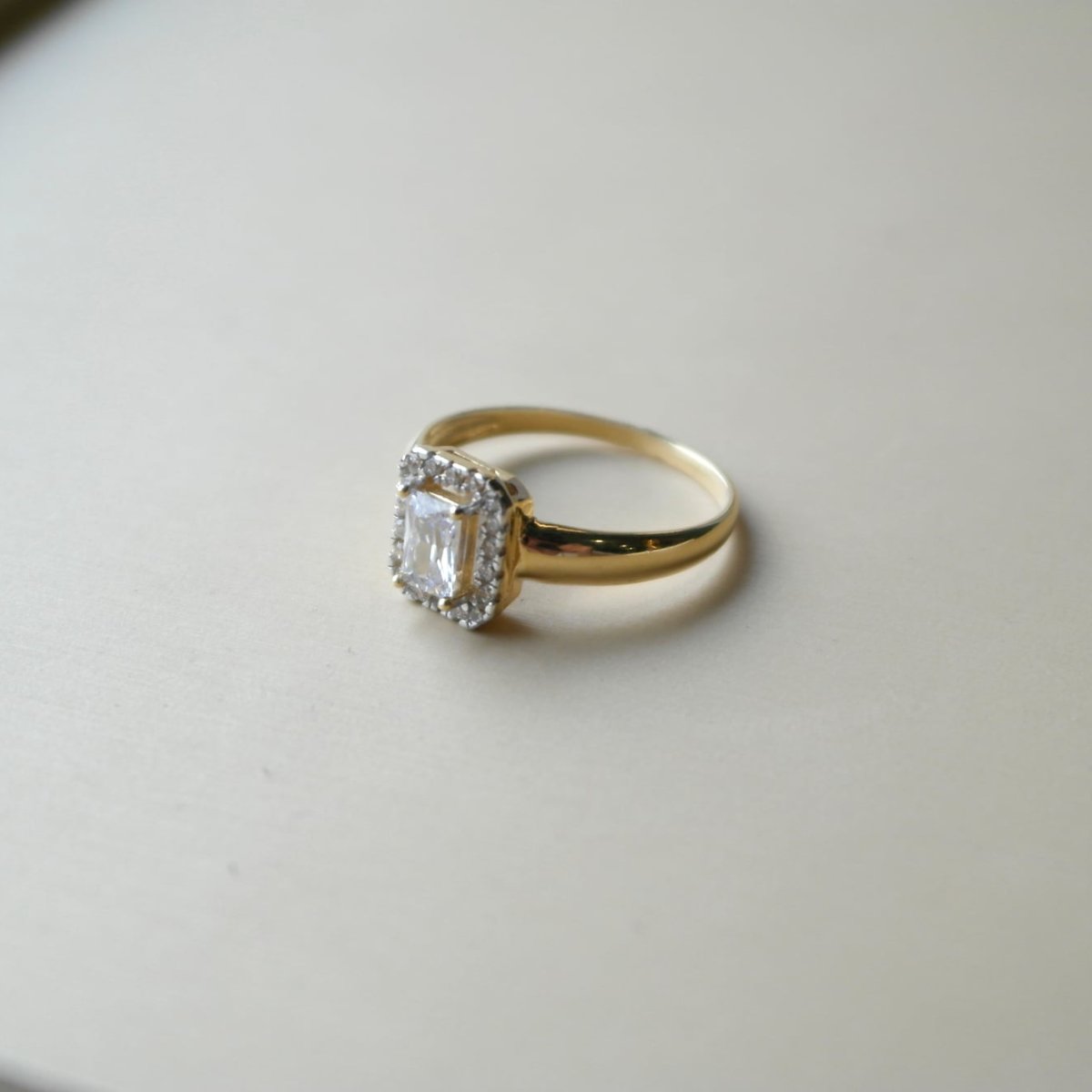 Pierścionek zaręczynowy emerald-cut z halo