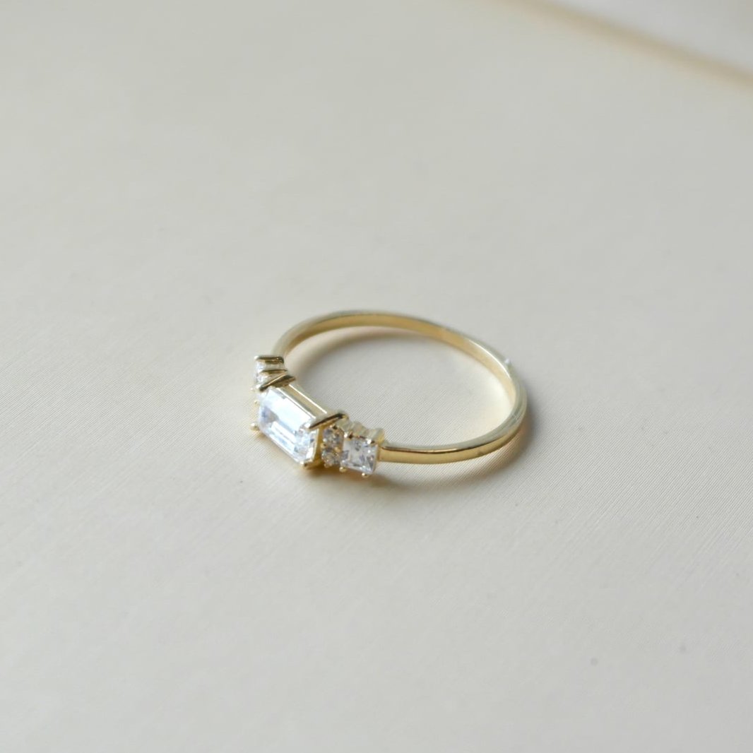 Pierścionek zaręczynowy z baguette