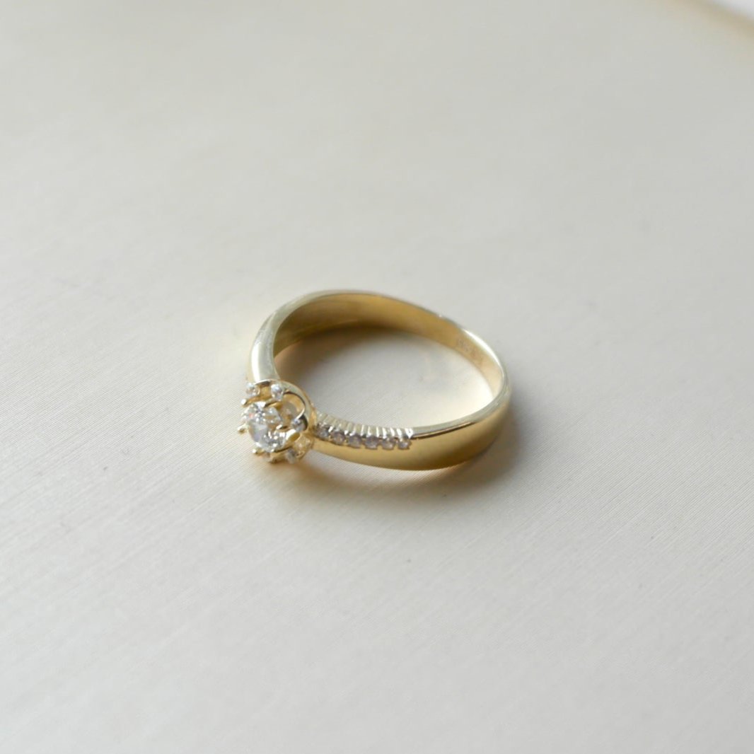 Pierścionek zaręczynowy kwiatowy