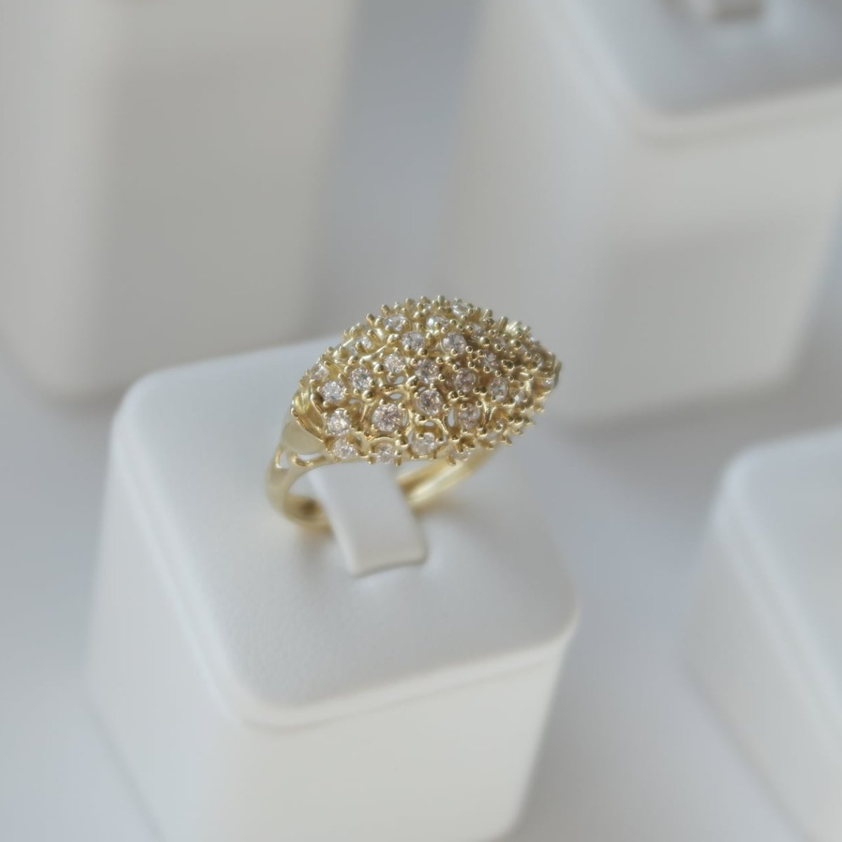 Spory Pierścionek z Owalym Topem wysadzonym drobnymi kamieniami