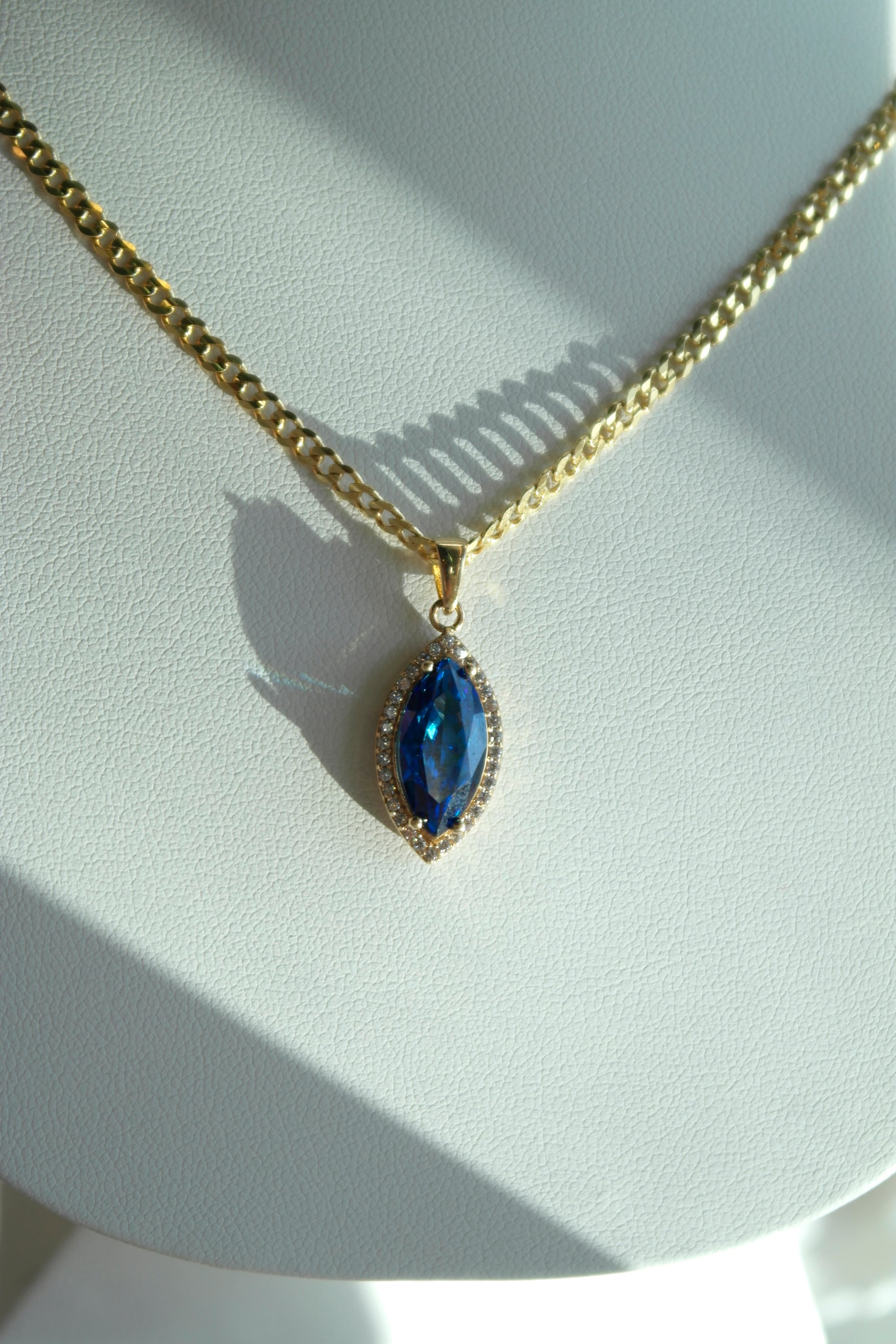 Zawieszka z niebieskim kamieniem